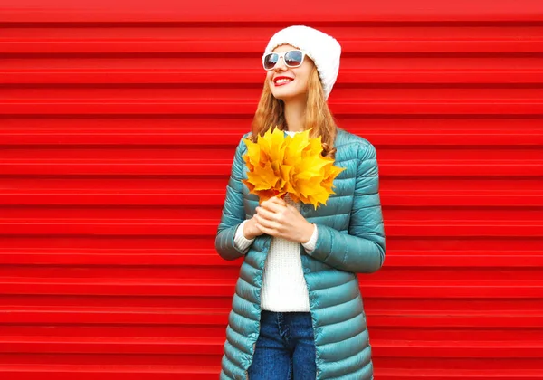 Moda Outono Mulher Sorridente Detém Folhas Bordo Amarelo Mãos Sobre — Fotografia de Stock