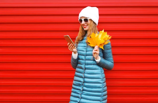 Moda Outono Mulher Sorridente Usando Smartphone Detém Folhas Bordo Amarelo — Fotografia de Stock