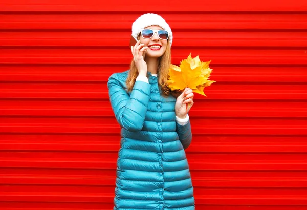 Moda Outono Mulher Sorridente Fala Smartphone Segura Folhas Bordo Amarelo — Fotografia de Stock