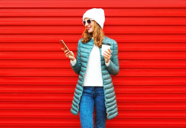 Smartphone Kullanarak Moda Sonbahar Gülümseyen Kadın Kahve Fincanı Kırmızı Bir — Stok fotoğraf