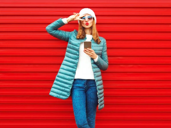 Moda Bonita Mujer Que Sopla Los Labios Utilizando Teléfono Inteligente — Foto de Stock