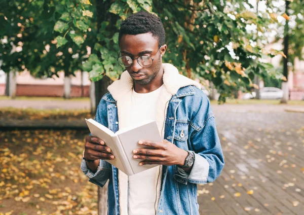 Moda Hombre Africano Lectura Libro Otoño Ciudad Parque — Foto de Stock