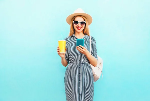 Ritratto Moda Donna Sorridente Sta Usando Smartphone Tiene Tazza Succo — Foto Stock