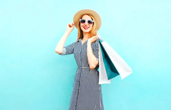 Retrato Moda Mulher Sorridente Com Sacos Compras Vestido Listrado Verão — Fotografia de Stock