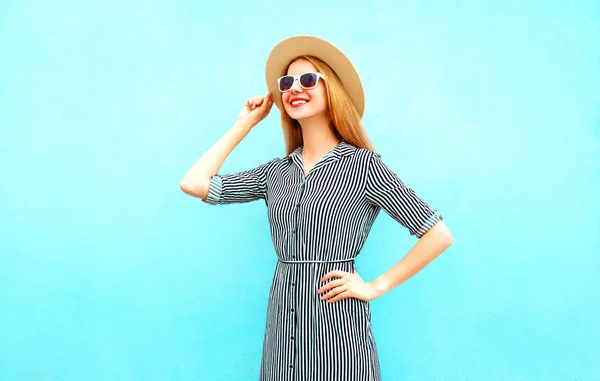 Mode Souriant Femme Modèle Pose Dans Une Robe Rayée Chapeau — Photo