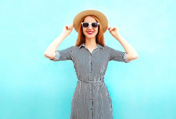 Moda Mulher Sorridente Vestindo Vestido Listrado Chapéu Palha Verão Fundo — Fotografia de Stock