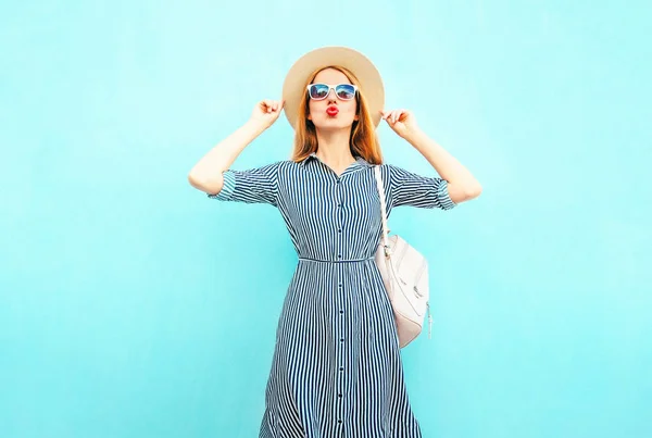Mulher Moda Vestido Listrado Verão Redondo Chapéu Palha Fundo Azul — Fotografia de Stock