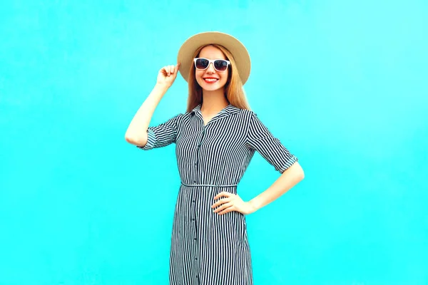 Mode Junge Lächelnde Frau Gestreiftem Kleid Auf Blauem Hintergrund — Stockfoto