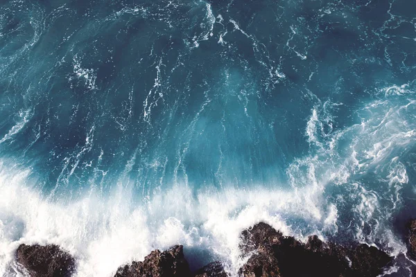 看黑暗的海风景背景 水飞溅波浪在岩石 — 图库照片