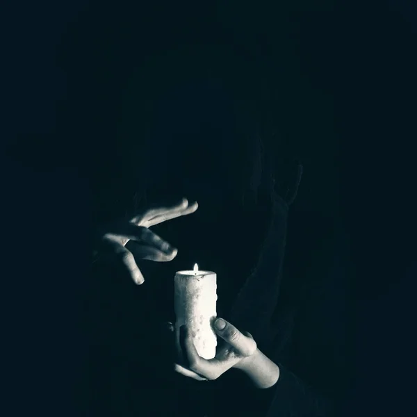 Warlock Toma Las Manos Sobre Vela Encendida Oscuridad Brujería Concepto — Foto de Stock