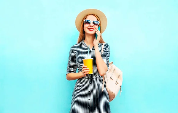 Retrato Sorridente Mulher Está Falando Smartphone Detém Xícara Suco Com — Fotografia de Stock