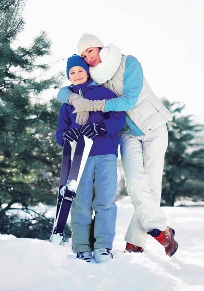 Mãe Abraçando Criança Com Esqui Floresta Inverno — Fotografia de Stock