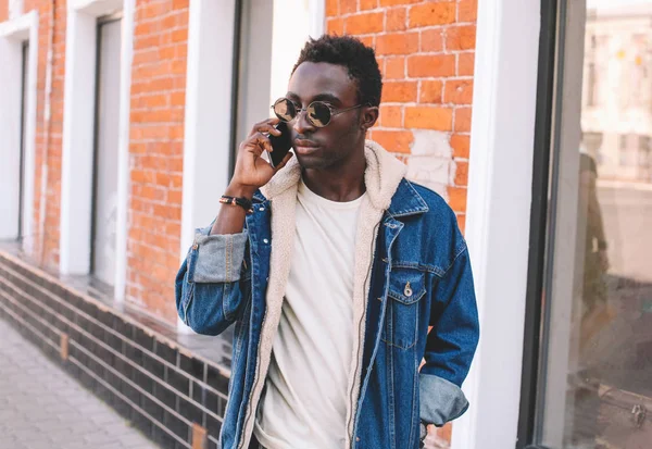 Mode Afrikaner Spricht Auf Smartphone Spaziergänge Der Stadt Straße Backsteinmauer — Stockfoto