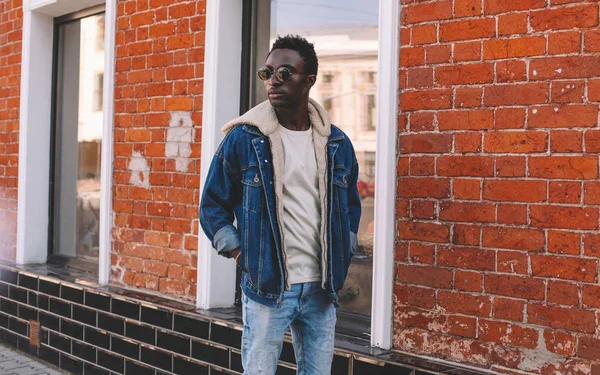 Mode Homme Africain Portant Des Poses Veste Jeans Sur Rue — Photo