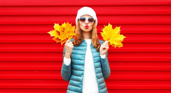 Moda Mujer Retrato Otoño Sostiene Hojas Arce Amarillo Sopla Los — Foto de Stock