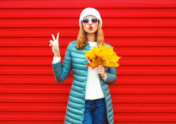 Moda Outono Mulher Detém Folhas Bordo Amarelas Golpes Lábios Vermelhos — Fotografia de Stock