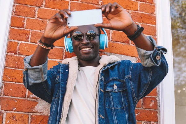 Moda Szczęśliwy Uśmiechający Się Afryki Człowiek Biorąc Selfie Przez Smartfona — Zdjęcie stockowe