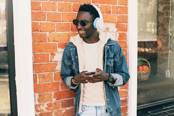 Mode Portrait Cool Homme Africain Avec Smartphone Écouter Musique Sur — Photo