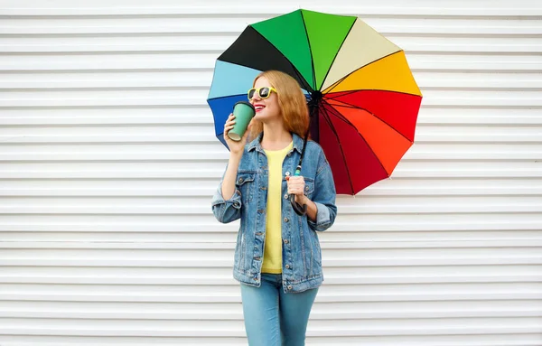 Glücklich Lächelnde Frau Trinkt Kaffee Hält Bunten Regenschirm Auf Weißem — Stockfoto