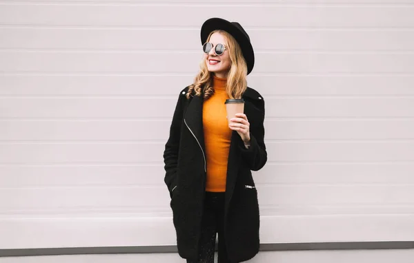 Tiempo Descanso Hermosa Joven Sonriente Con Taza Café Mirando Hacia —  Fotos de Stock