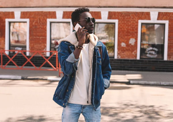 Moda Africano Uomo Chiamata Smartphone Piedi Città Strada Sfondo — Foto Stock