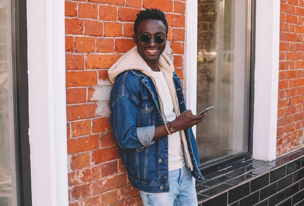 Mode Cool Glimlachend Afrikaanse Man Met Smartphone Stad Straat Bakstenen — Stockfoto