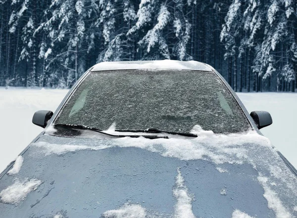 Zamrożone Zima Samochodu Pokryte Śniegiem Zobacz Szyby Przedniej Szyby Kaptur — Zdjęcie stockowe