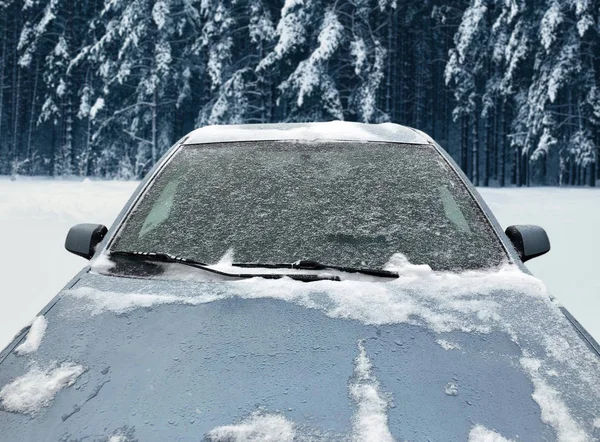 Fryst Vinter Bil Täckt Snö Visa Framruta Vindruta Och Huva — Stockfoto