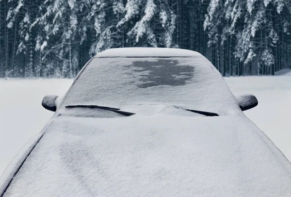 Congelado Invierno Coche Cubierto Nieve Vista Frontal Ventana Parabrisas Capucha — Foto de Stock