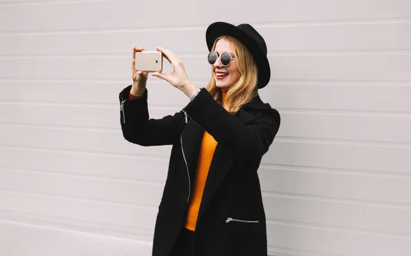 Moda Teknoloji Insan Kavramı Selfie Fotoğrafını Yanında Smartphone Siyah Ceket — Stok fotoğraf