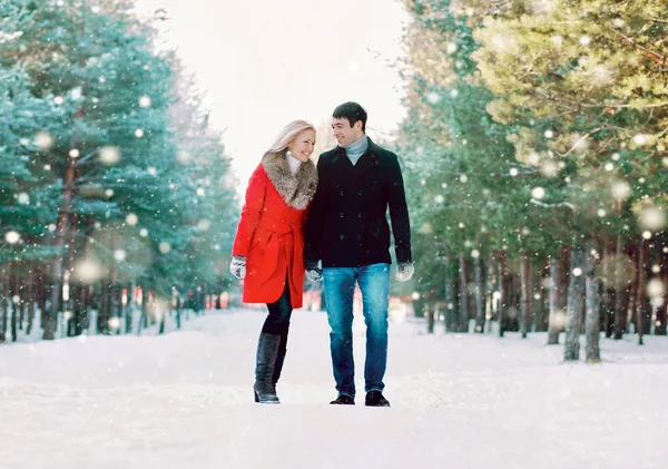 Young Couple Laughing Having Fun While Walking Snowy Winter Park — Stock Photo, Image