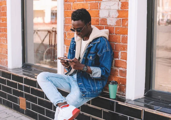 Mode Cool Urban Afrikanischer Mann Mit Smartphone Sitzt Auf Der — Stockfoto