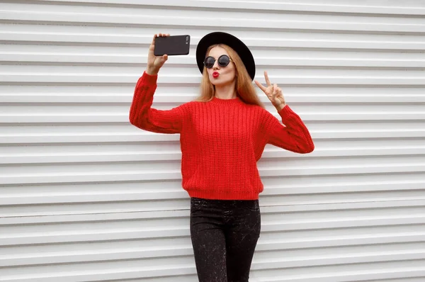 Mujer Joven Moda Que Sopla Los Labios Rojos Envía Beso —  Fotos de Stock