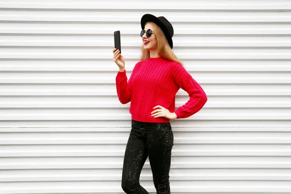 Feliz Mujer Sonriente Sosteniendo Teléfono Inteligente Suéter Punto Rosa Colorido —  Fotos de Stock