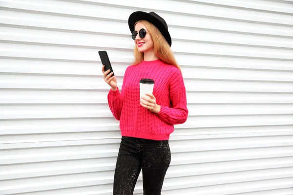 Elegante Mujer Feliz Mirando Teléfono Sosteniendo Taza Café Modelo Femenino — Foto de Stock