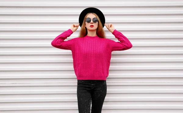 Elegante Modelo Mujer Bonita Posando Suéter Punto Rosa Colorido Sombrero — Foto de Stock