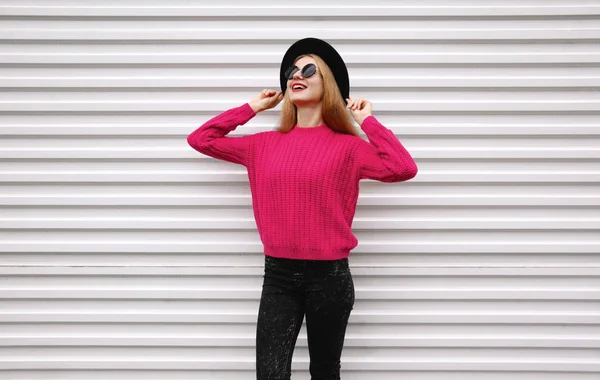Elegante Chica Joven Sonriente Suéter Punto Rosa Colorido Sombrero Redondo —  Fotos de Stock