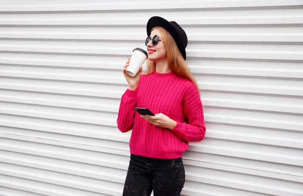 Stijlvolle Jonge Lachende Vrouw Drinkt Koffie Houdt Telefoon Roze Gebreide — Stockfoto