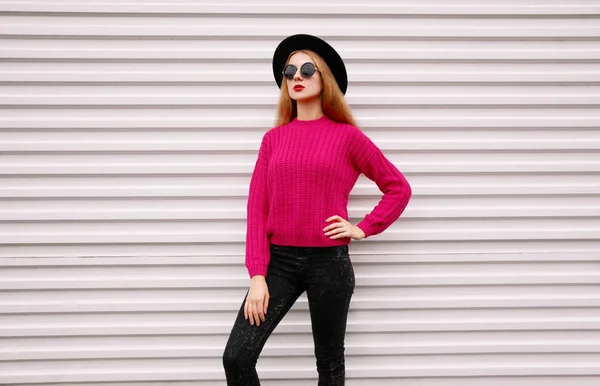 Stylish Young Woman Posing Colorful Pink Knitted Sweater Black Hat — Stock Photo, Image