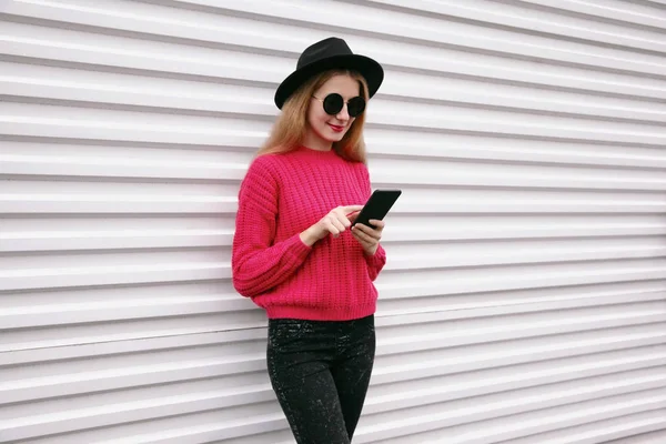 Moda Tecnologia Conceito Pessoas Mulher Segurando Smartphone Suéter Malha Rosa — Fotografia de Stock