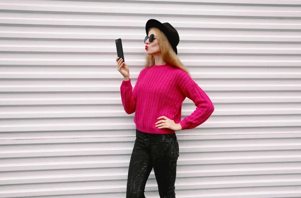 Moda Teknoloji Insan Kavramı Selfie Renkli Pembe Örgü Süveter Tatlı — Stok fotoğraf