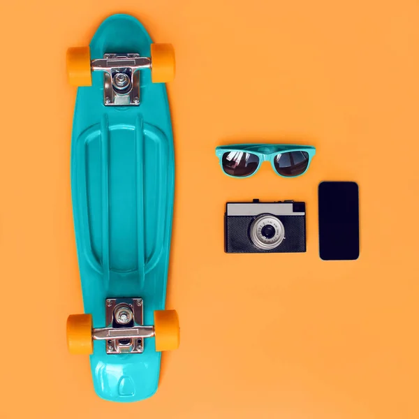 Καλοκαίρι μόδας πολύχρωμο μπλε skateboard, γυαλιά ηλίου, παλιάς χρονολογίας — Φωτογραφία Αρχείου