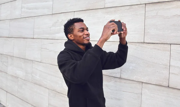 Wesoły uśmiechnięty mężczyzna Afryki, biorąc selfie obraz przez telefon na c — Zdjęcie stockowe