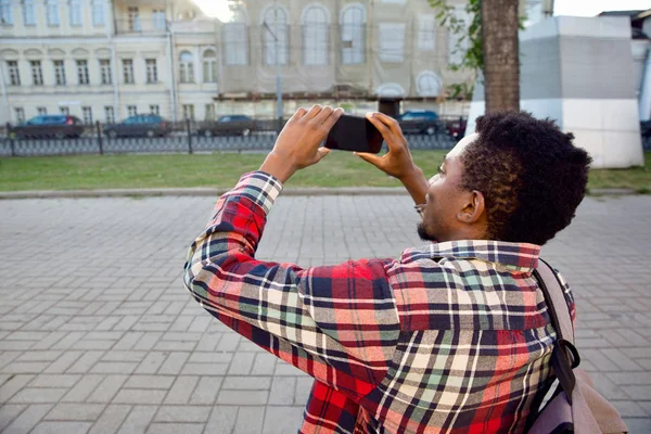 Closeup homem africano tirar foto por telefone na rua da cidade — Fotografia de Stock