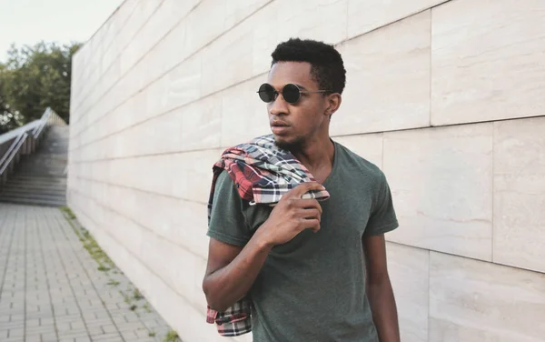 Portrait stylish african man in black sunglasses looking away, w — Stock Photo, Image