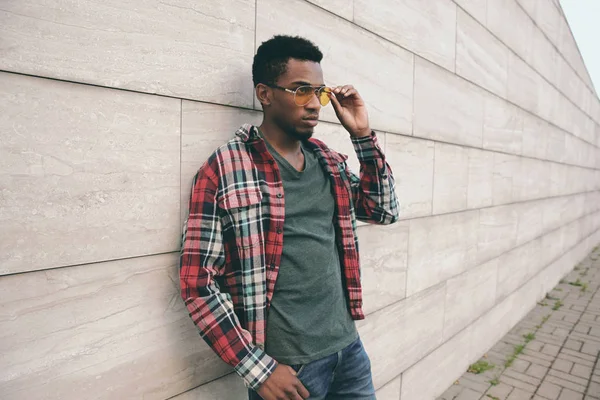 Kırmızı ekose gömlek, o poz güneş gözlüğü takıyor şık Afrika adam