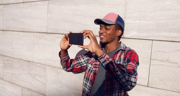 时尚微笑的非洲男子在巴的电话自拍照片 — 图库照片