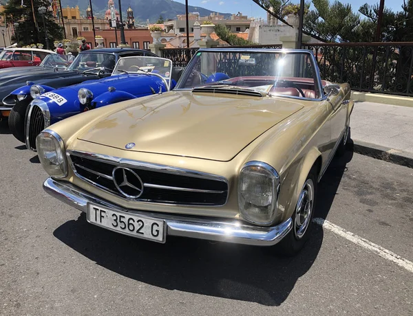 La Orotava, Tenerife, Spain - June 23, 2019: exhibition of classic and vintage cars, Mercedes-Benz 230 SL car — Stock Photo, Image