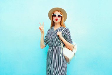 Kırmızı dudaklar ile serin kız yaz yuvarlak s tatlı hava öpücük gönderme