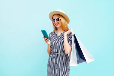 Telefon ile mutlu gülümseyen genç kadın renkli alışveriş holding 